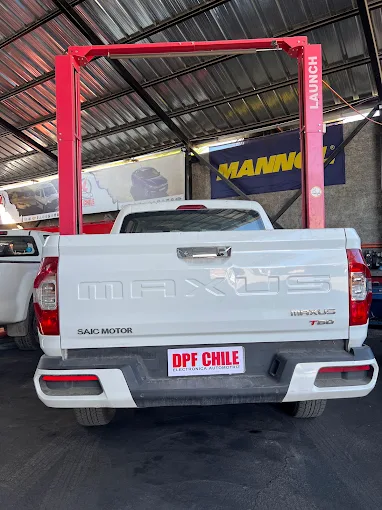 Elevador hidráulico Launch con camioneta Maxus T60